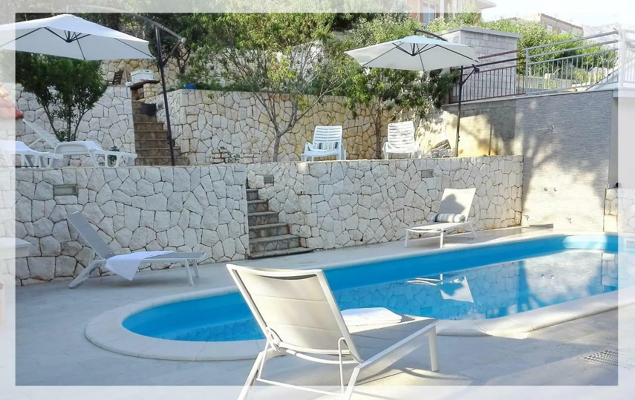 Apartment With Pool Near Split 0*,